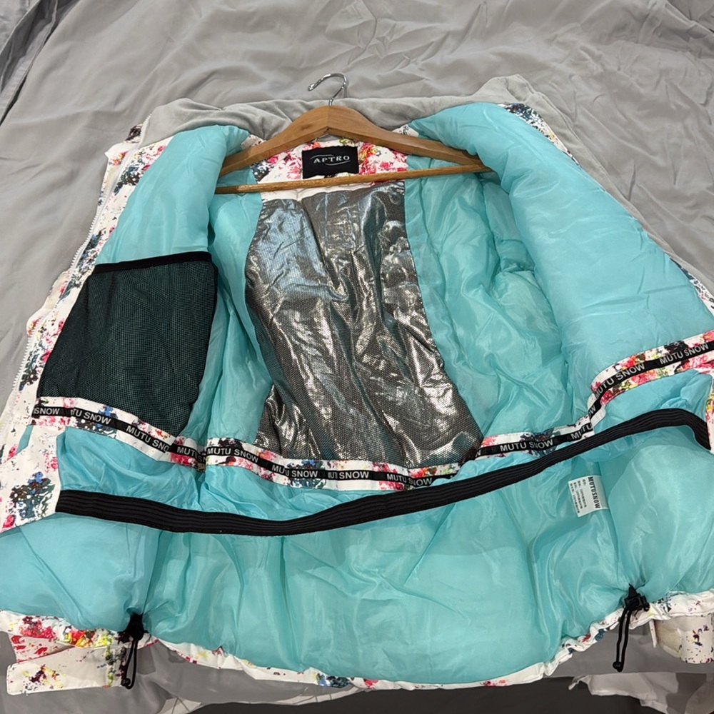 Women’s Ski Jacket with removable hood. - Picture 2 of 8